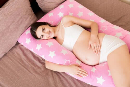 Qu'est-ce qu'un coussin de grossesse ? Utilisations et bienfaits