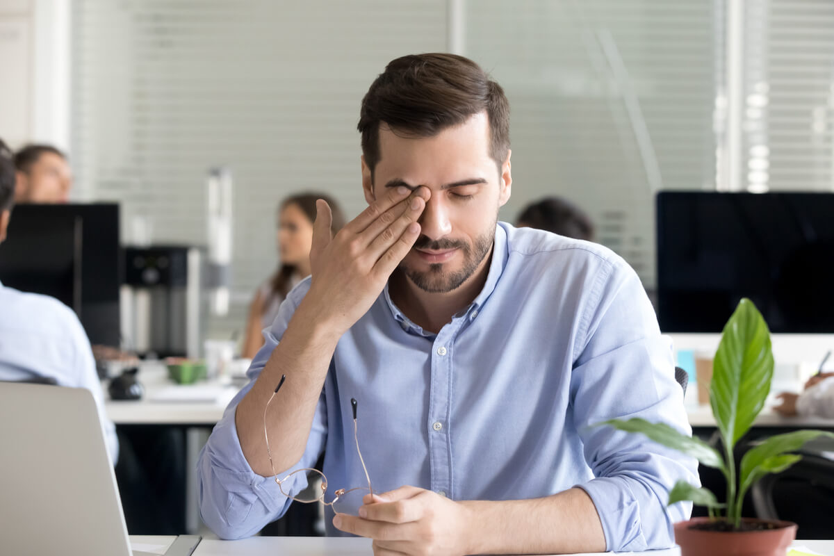 homme ayant mal aux yeux
