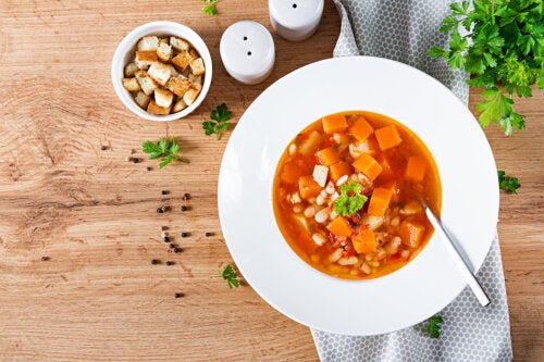 Recette de soupe au poulet et aux pois chiches, facile et délicieuse