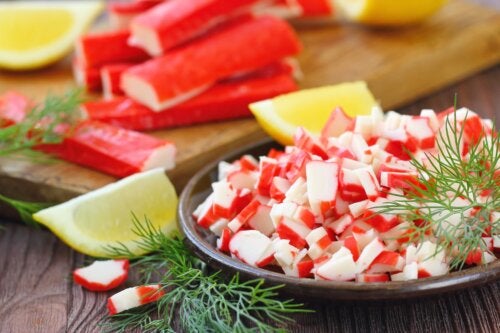 Imitation de chair de crabe : savez-vous de quoi elle est faite ?