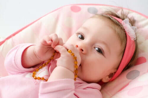 Colliers d'ambre pour bébés : pourquoi leur utilisation est-elle risquée ?