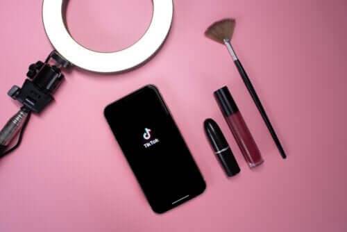Maquillage en une seule couche : quelle est cette tendance beauté TikTok ?
