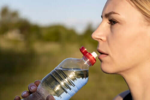 Comment et à quelle fréquence nettoyer les bouteilles d'eau réutilisables ?