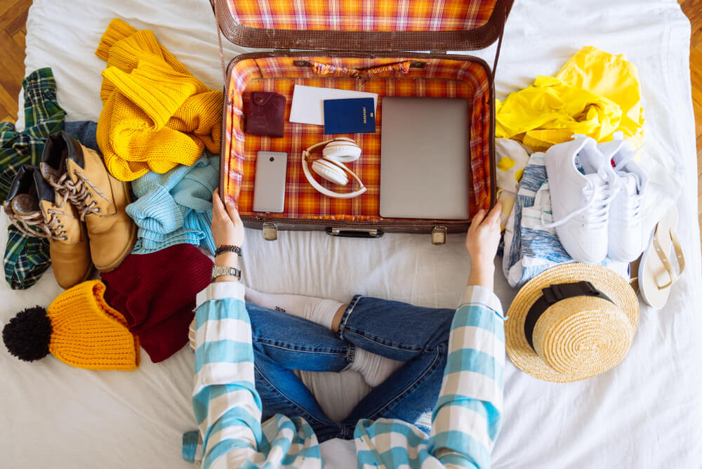 homme faisant sa valise