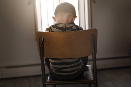 La chaise de la réflexion : cette méthode est-elle utile pour corriger les enfants ?