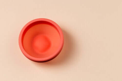 Disque menstruel : qu'est-ce que c'est et en quoi il diffère de la coupe menstruelle ?