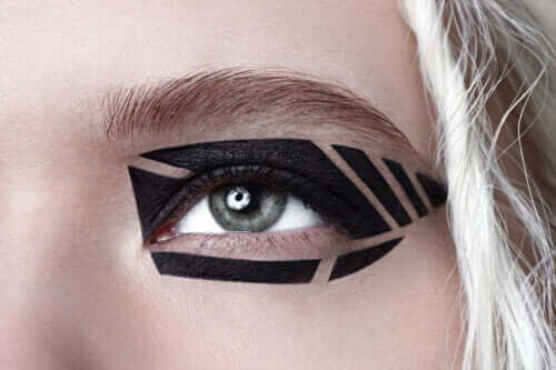 Eye-liner graphique : comment maquiller ses yeux selon cette tendance ?