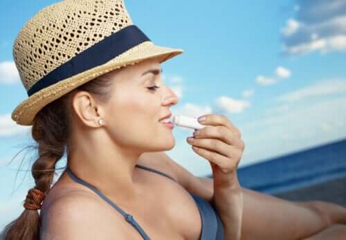 Baume solaire pour les lèvres : pourquoi est-il important d'en mettre ?