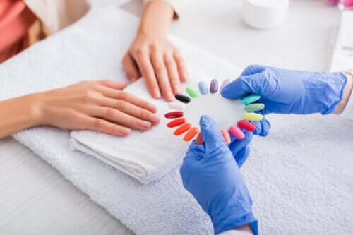 Ongles press on : caractéristiques, avantages et inconvénients
