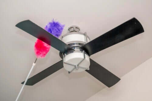 4 étapes pour nettoyer les ventilateurs de plafond