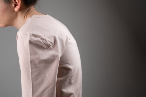Qu'est-ce que la cyphose et pourquoi survient-elle ? 6 conseils pour le traiter