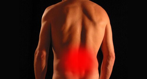Douleur en bas du dos à droite : à quoi est-elle due ?