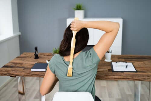 Mon dos me gratte beaucoup : pourquoi ?