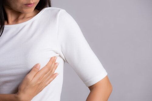 Douleur au mamelon : 9 causes chez l'homme et la femme