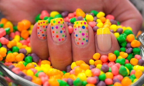 Dot nails : la dernière tendance des ongles minimalistes