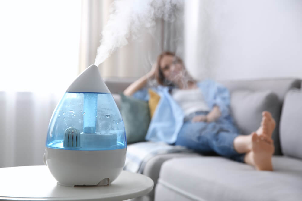 femme allongée devant un humidificateur d'air