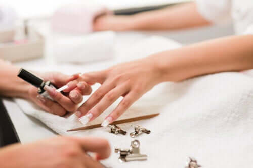Ongles en fibre de verre : avantages et inconvénients