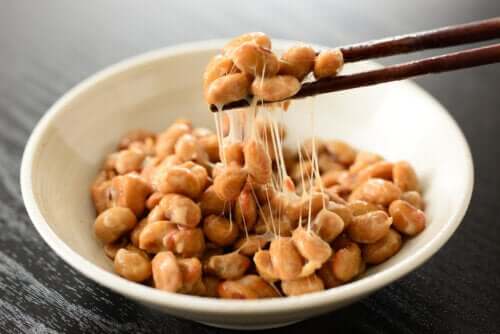 Natto, l'aliment japonais visqueux qui fournit des probiotiques