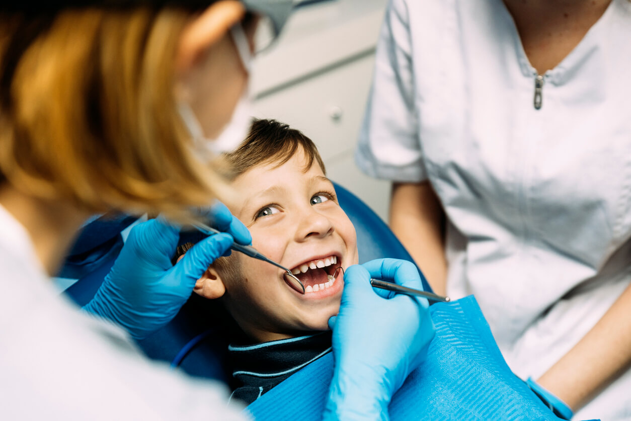 garçon chez le dentiste