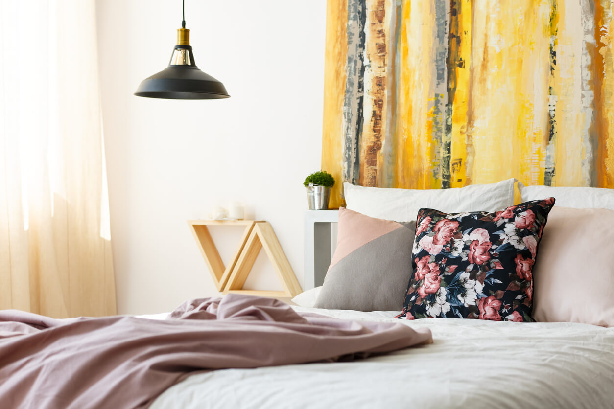 Coussins sur un lit.