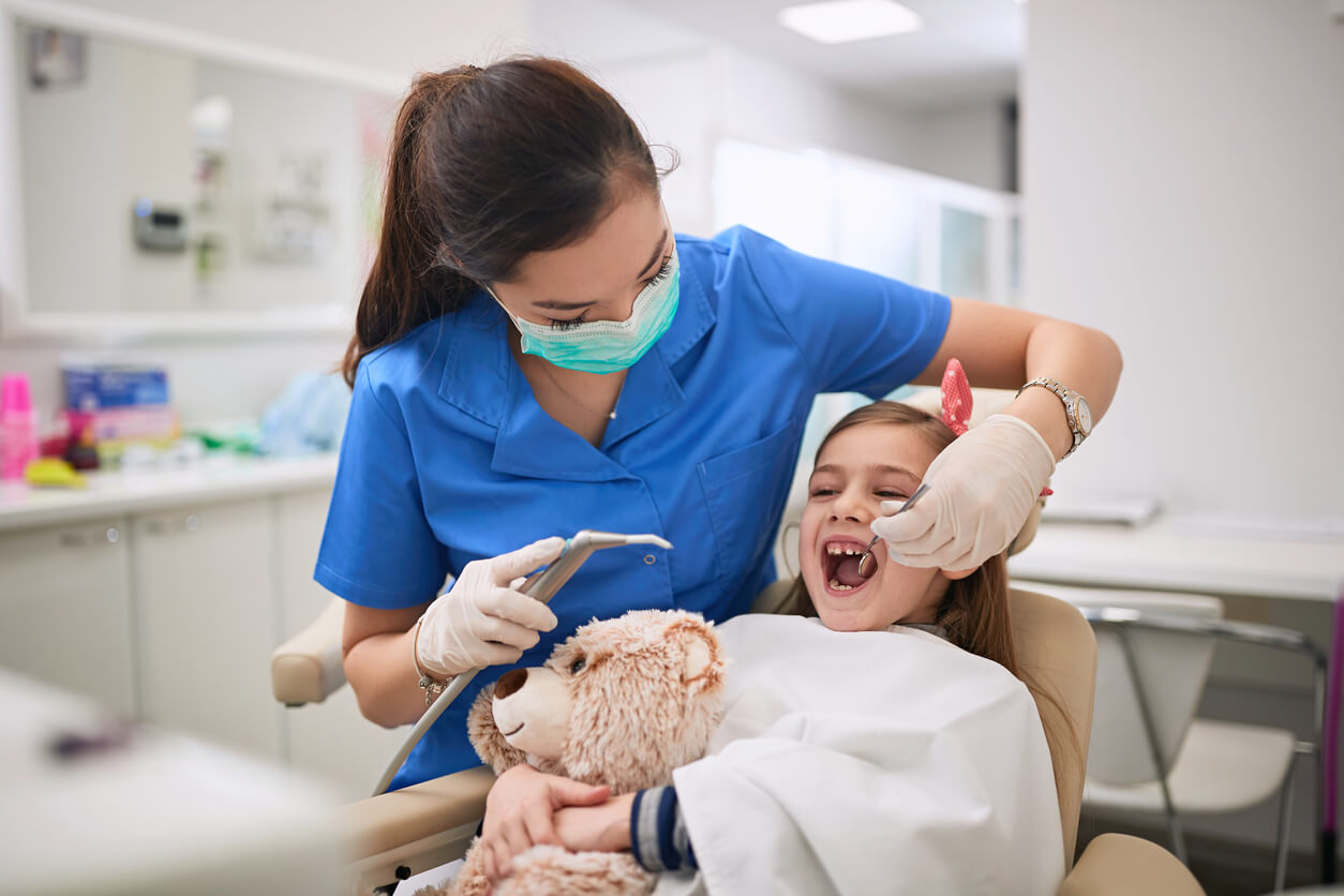 fille chez le dentiste