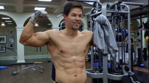 Une routine d'exercices pour avoir les bras de Mark Wahlberg