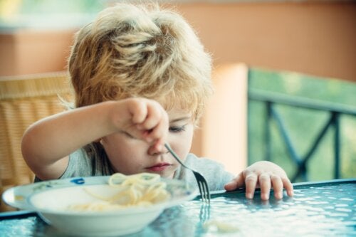 Comment apprendre à bébé à utiliser des couverts ?