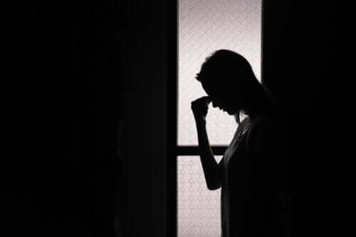 Suicide et pensées suicidaires : causes, symptômes et conseils