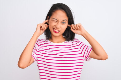 Avoir les oreilles bouchées : 12 causes possibles et leur traitement