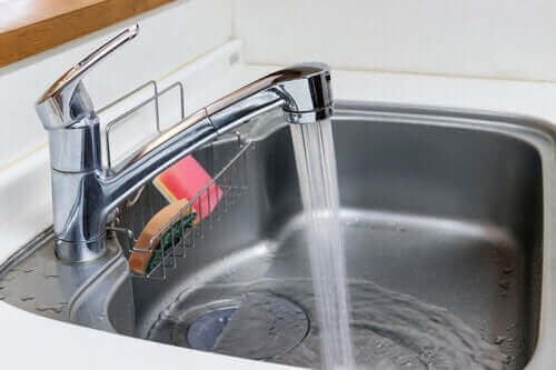 Comment nettoyer l’évier pour éviter les mauvaises odeurs : du robinet au siphon