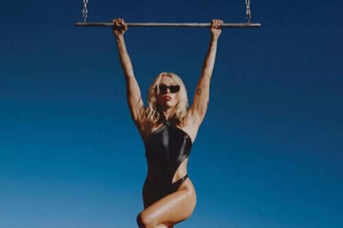 Voici la routine d'exercices de Miley Cyrus dans le clip de Flowers