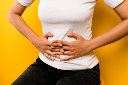 Douleur au nombril : 11 causes et solutions possibles