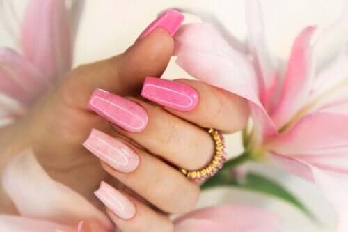 Tout ce que vous devez savoir sur le polygel pour les ongles
