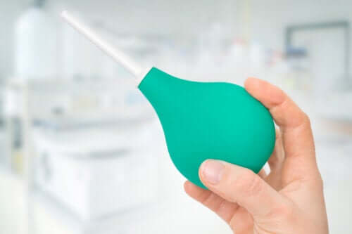 Comment faire un lavement à la maison et quels sont les risques ?