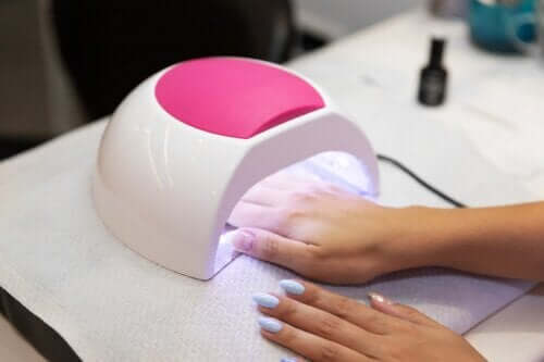 Les séchoirs UV pour vernis à ongles augmentent-ils le risque de cancer de la peau ? Voici ce que dit une étude récente