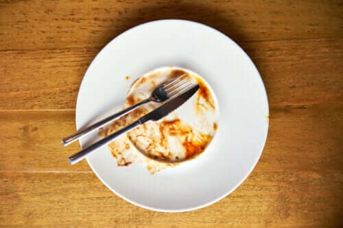 Comment nettoyer la vaisselle en porcelaine tachée ?