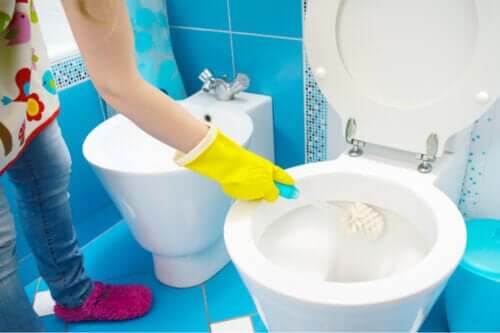 8 erreurs que vous commettez lorsque vous nettoyez les toilettes