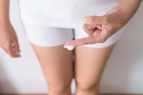 Pertes vaginales blanches et crémeuses : causes et traitement
