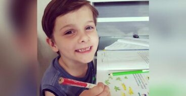 Quand il était petit il ne parlait pas à cause de son autisme, actuellement il parle plus de 9 langues et compose des chansons