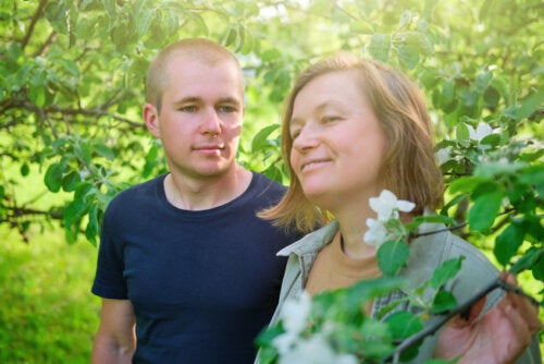 Pourquoi certains hommes sortent-ils avec des femmes plus âgées ?