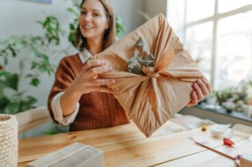 Furoshiki, la façon d'emballer les cadeaux qui déferle sur les réseaux sociaux