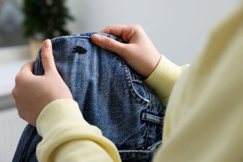 8 astuces pour enlever les taches de cirage sur les vêtements