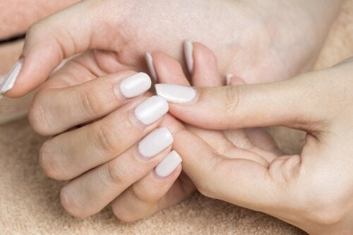 11 choses qui gâchent votre manucure