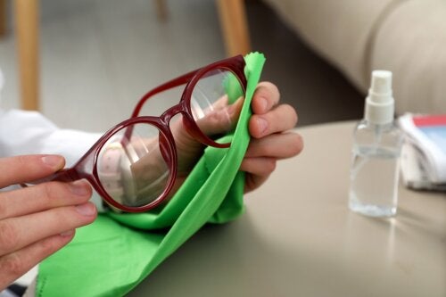 6 erreurs à éviter lors du nettoyage de vos lunettes