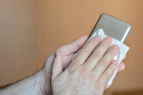 Astuces pour nettoyer votre coque de téléphone portable