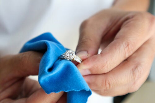 Conseils pour nettoyer et entretenir vos bijoux en diamant