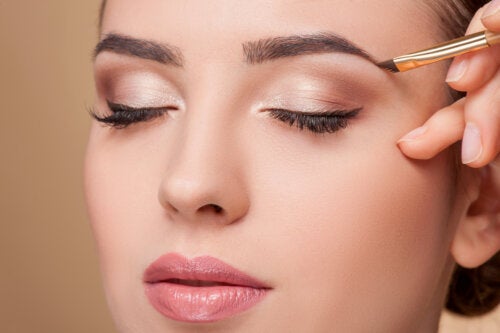 Mise en forme des sourcils : qu'est-ce que c'est et comment le faire