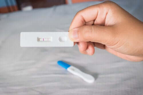 À quoi sont dus les faux négatifs et les faux positifs des tests de grossesse ?
