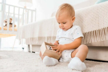 Qu'est-ce que la permanence de l'objet et quand apparaît-elle chez les bébés ?