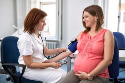 Hypertension pendant la grossesse : tout ce que vous devez savoir